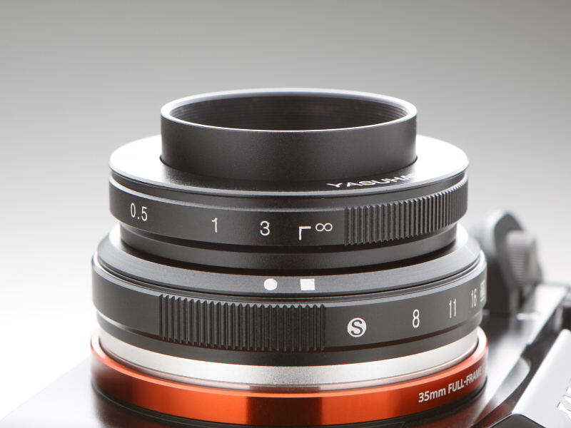 距離指標は開放値の場合と最大絞りの場合を表記する。強い球面収差のため、絞り値によるピント位置の変動は大きい