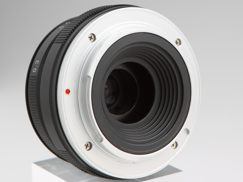 マウントは金属製。鏡筒全体仕上がりの精度は極めて高い