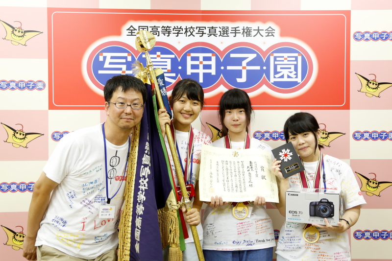 左から島根県立大田高等学校の監督 江田修一さん、選手の柿田知保実さん、松本真実さん、清水希さん