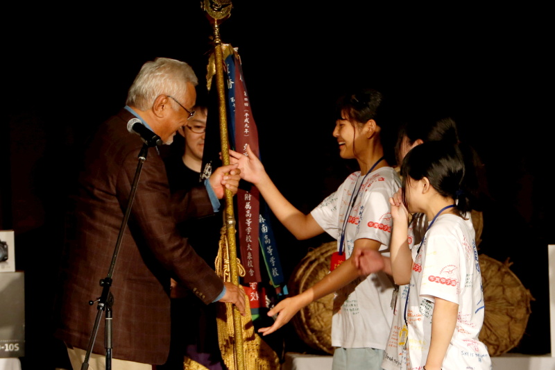 審査委員長の立木義浩氏が優勝旗を授与した