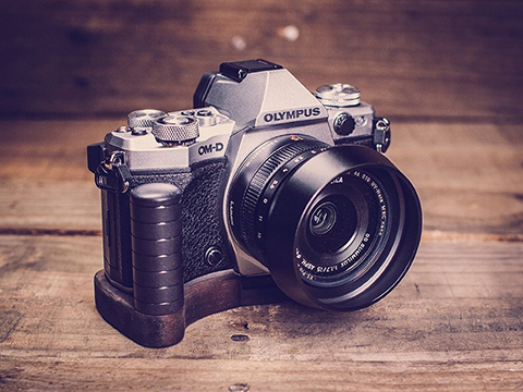 【美品】OLYMPUS OM-1 レンズ2本 木製グリップ付　フイルムカメラ フィルム オリンパス OM1 グリップウッド (OM2 OM3Ti)