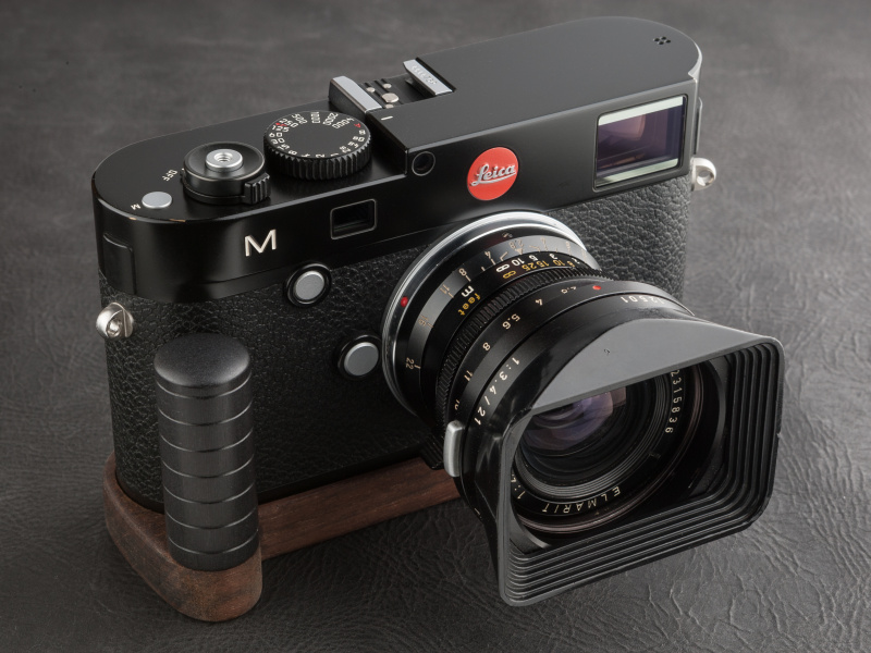 これがお手本となるライカM。エルマリート28mm F2.8とJ.B.カメラデザインズのグリップを装着した