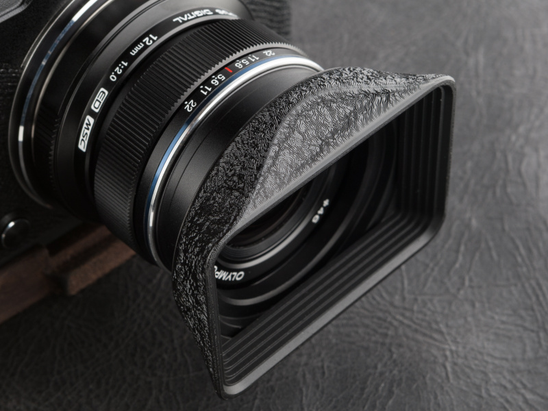 表面処理はレザートーンとチリメンの2種類。これはチリメン塗装で、レザートーンよりもクセの強い表情だ