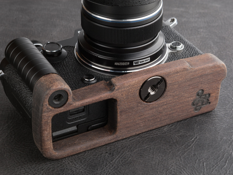 専用ネジで三脚穴に固定する。バッテリーとメモリカードにダイレクトにアクセスできる