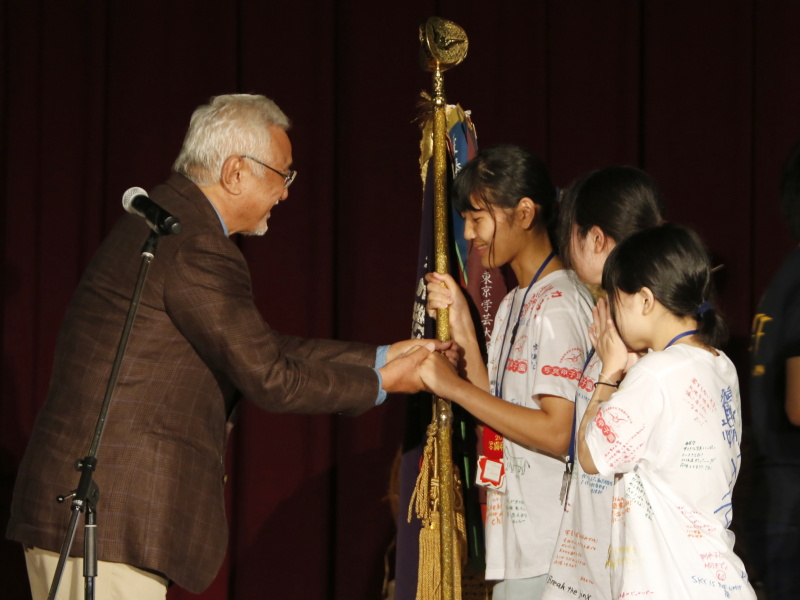 時に厳しく、しかし温かく選手達を指導した立木審査委員長。笑顔で優勝を讃えた