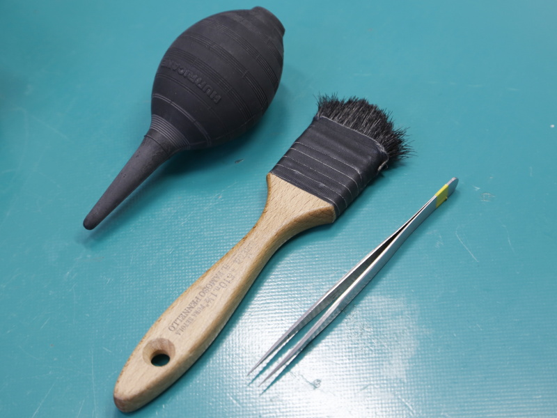 清掃グッズ。ブラシに巻かれたテープは、金属部分がカメラを傷つけないようにとの配慮