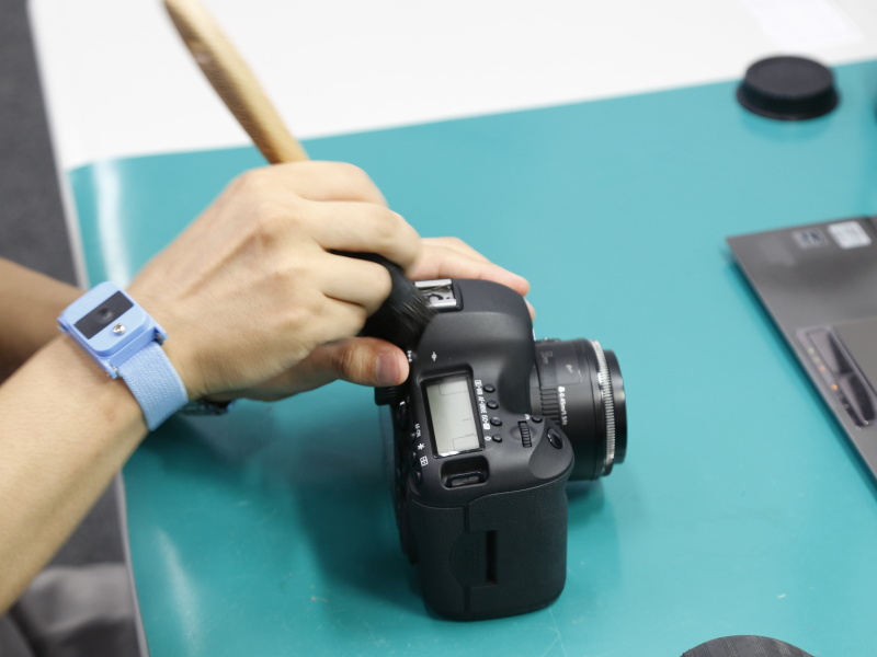 まず、ブラシで各部のホコリを落とす。ホコリが付いたまま画面を拭くと、傷の原因にも