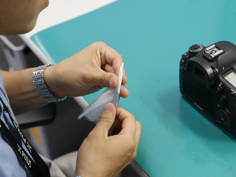 ピンセットにシルボン紙を巻き付け、クリーニング液で湿らせる