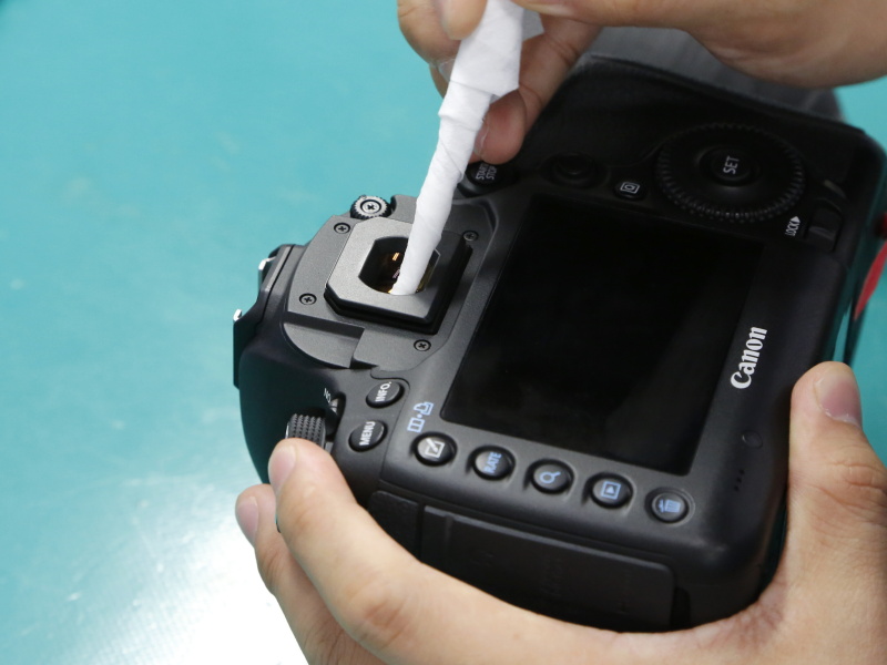 ファインダー接眼部を清掃。撮影中はつい衣服のスソで拭きたくなるが、ゴミが付いた状態で拭くと傷の原因になる