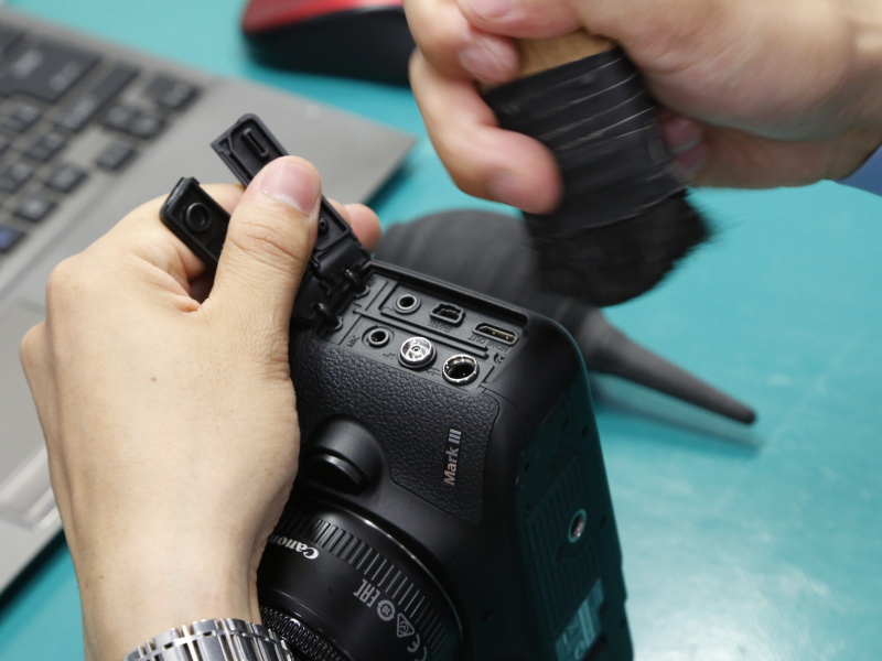 端子のひとつまで、全ての箇所をクリーニングするのがプロの仕事