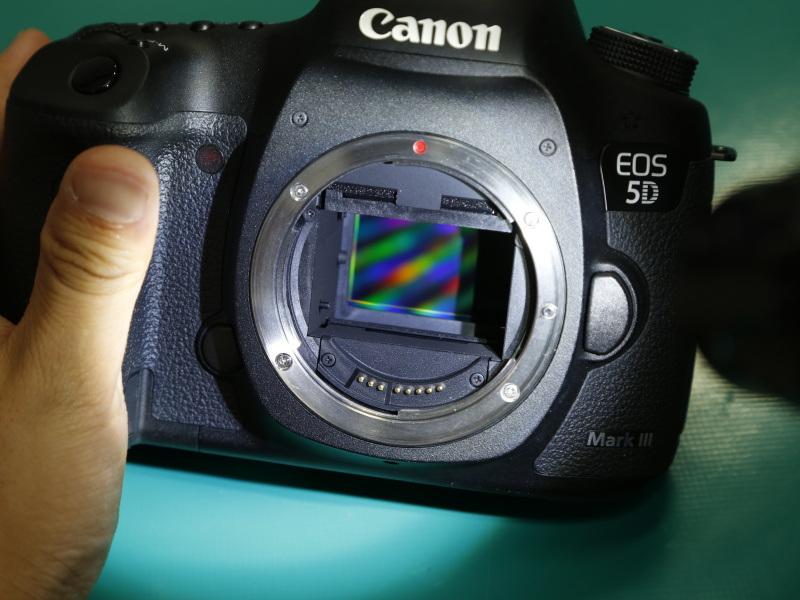 一見綺麗だが、イメージセンサーやAFセンサーに付きそうなゴミを発見