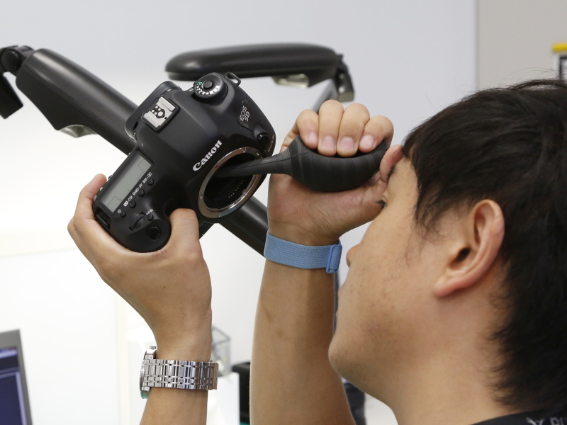 ブロアーの使い方にもコツがある。ユーザー自身のセルフメンテナンスでは、ブロアーをここまで差し込むのは推奨されていない。吹く方向や力加減、ノズル先端の取り回しに経験を要するからだ