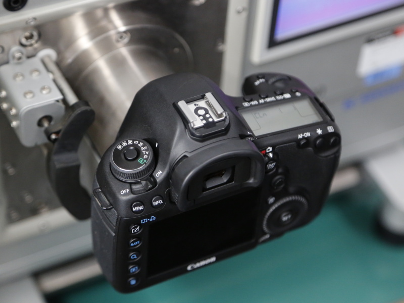 フランジバック測定器にカメラを取り付けたところ。銀塩時代は圧板にデプスゲージを当てて深さを測っていたが、デジタルカメラではイメージセンサーに測定器具を当てられず、レーザー光での距離測定方式とした。測定器自体も、1時間に1回のペースで原器を使って校正しているという