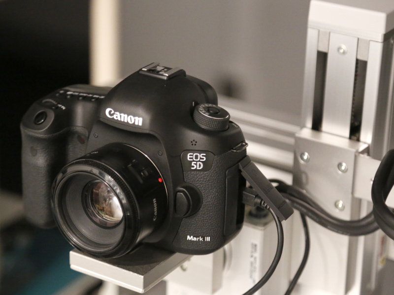 AFチェック用の自動雲台にカメラが載ったところ。写真で装着しているレンズは、実際の調整用レンズではない