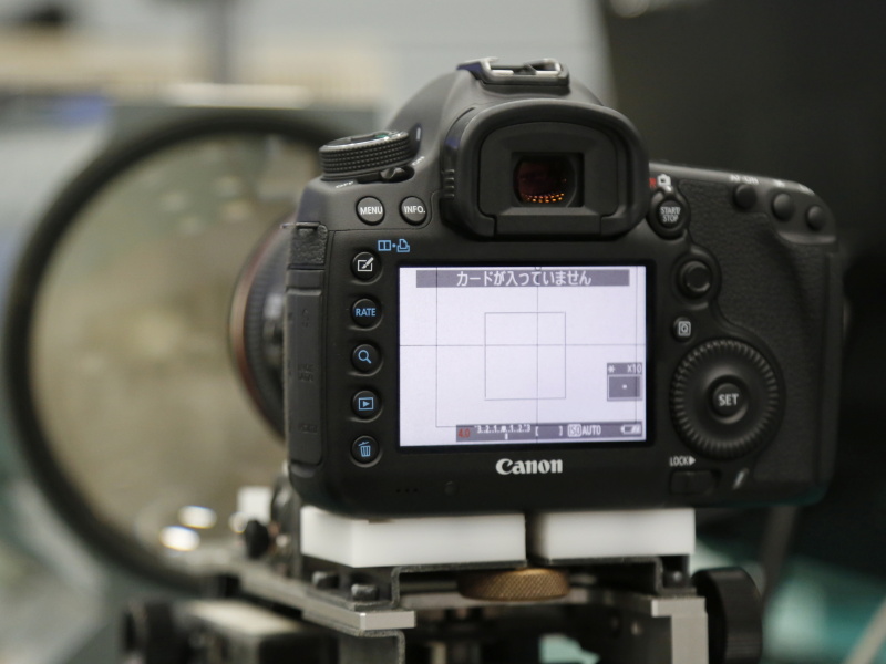 ISの動作チェック（ここだけIS付きの別レンズで見学）。シャッターボタン半押しで、コリメーター内のターゲット像がピタリと静止する