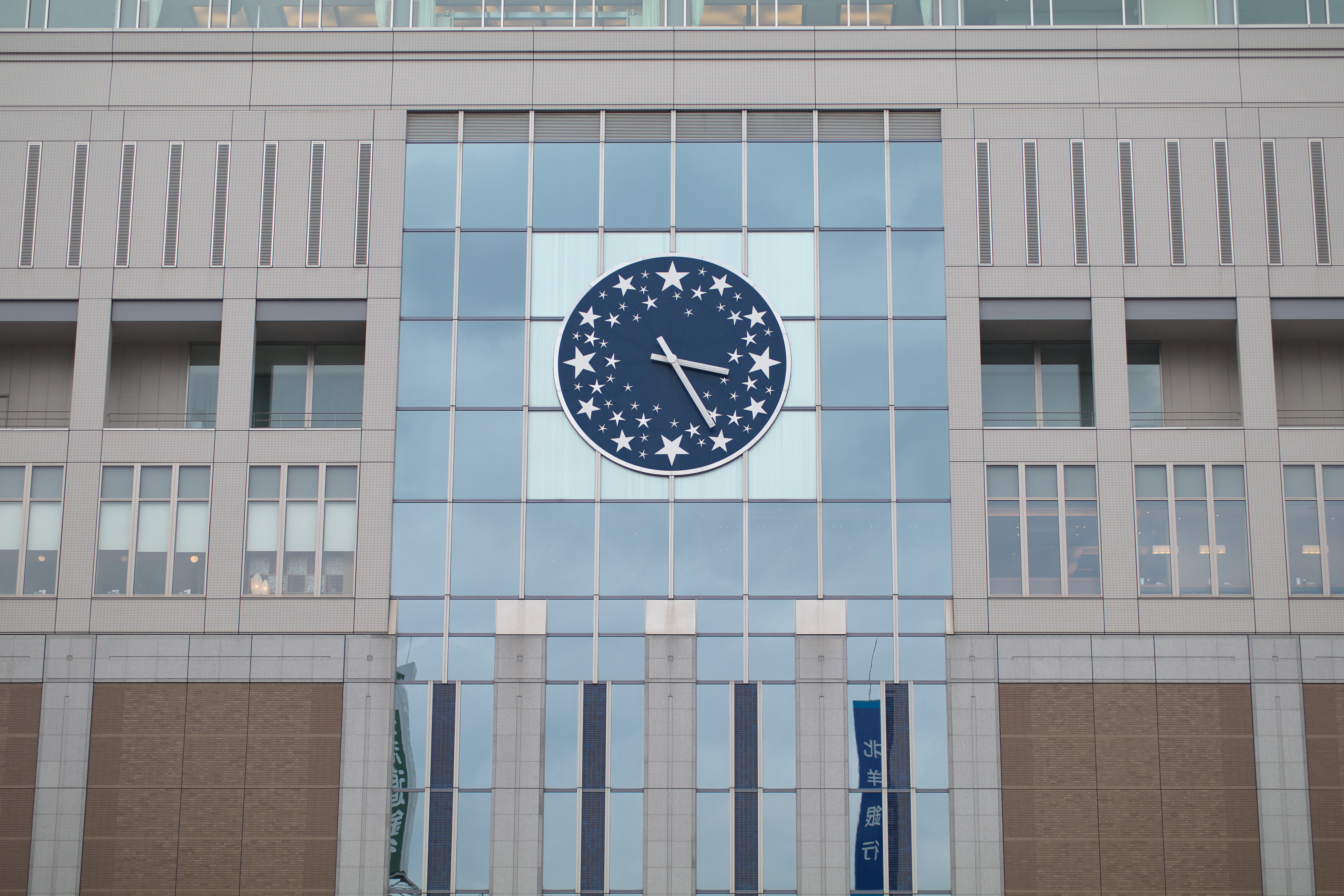 SILKYPIXで「歪曲率」を「-4.2」、「シェーディング（周辺光量）」を「200」に設定して現像（色収差も補正している）。