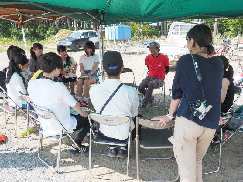 上野敬幸さんに話を聞く参加者