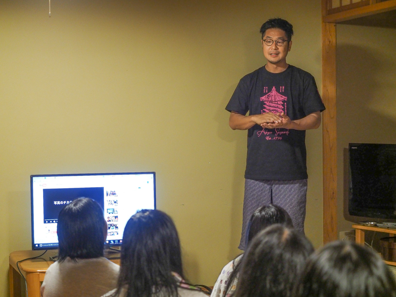 清水哲朗さんは、この地で撮影した写真を見せながら話をした