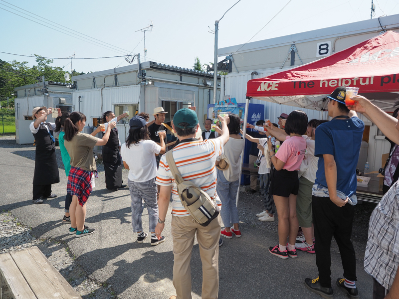 仮設住宅では、大分市からボランティアに来ていた大分babysのメンバーから歓迎を受ける場面も