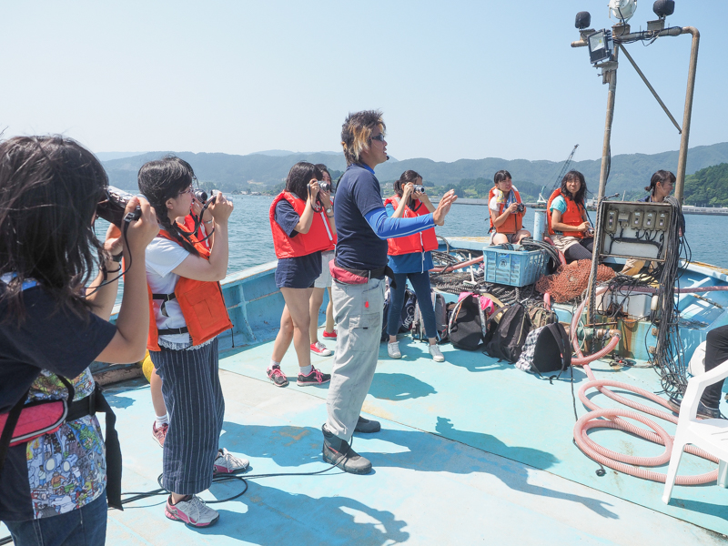 佐々木学さんの説明を聞く参加者