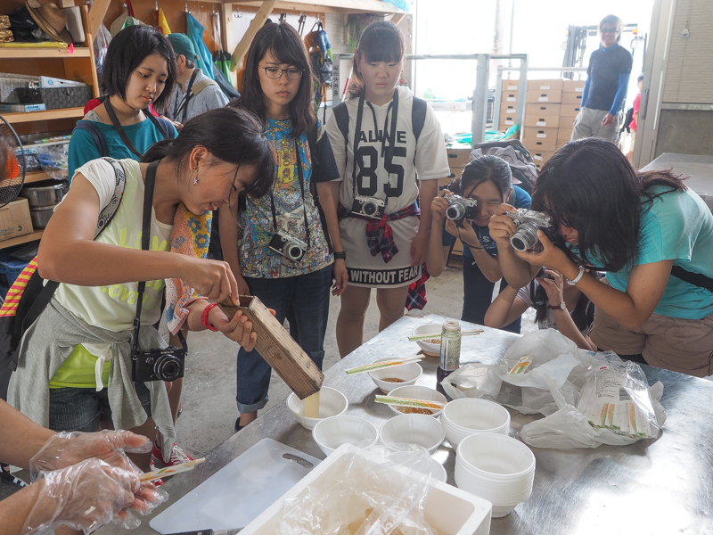 佐々木さんは、港で自家製のトコロテンを振る舞ってくれた