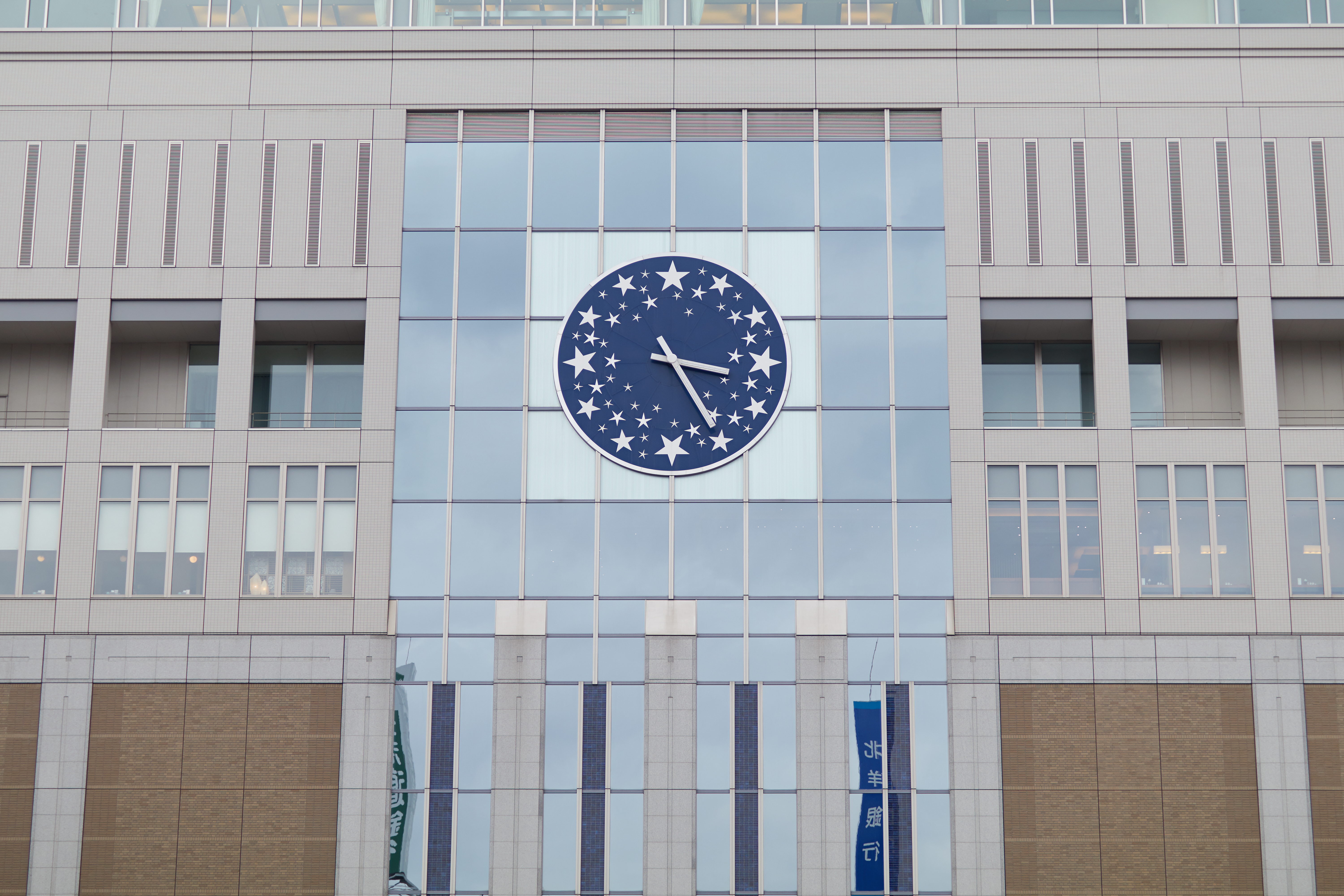 Capture Oneで「ディストーション」を「12」、「光量低下」を「24%」に設定して現像（色収差も補正している）。対応するレンズプロファイルがあれば自動補正される。