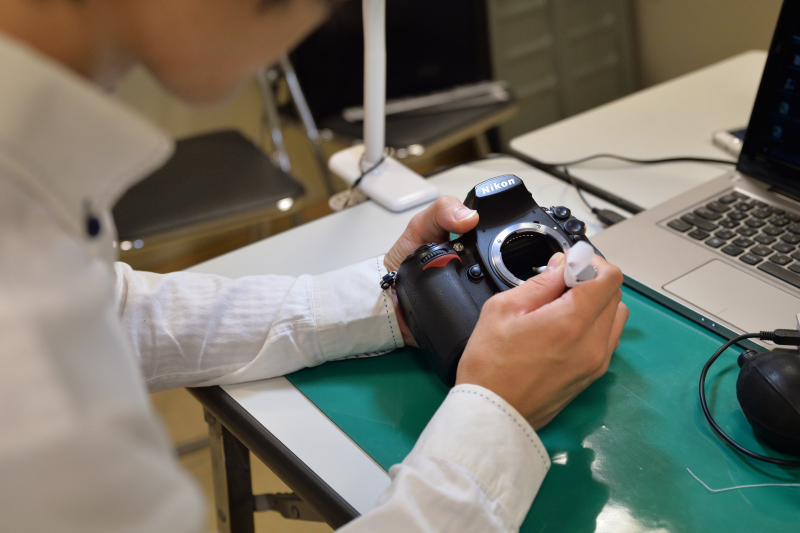 今回のクラシックカメラ博の目玉の1つ、センサー清掃コーナー。この展示即売会に出店し、カメラのメンテナンスでもよく知られているユーシーエスが担当する。対象はキヤノンおよびニコンのデジタル一眼レフのみ。1台1,000円