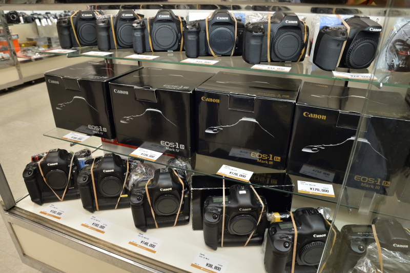 中古のデジタル一眼レフカメラもエントリーモデルからハイエンドモデルまで多数ショーケースに並んでいた。この機会に欲しかったデジタル一眼レフカメラを手に入れるのもありだ。（いずれもワカイカメラ）