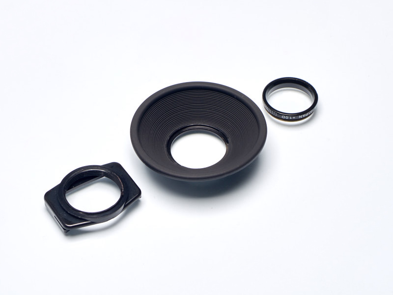 19mm規格のニコン用パーツ。左からアイピースアダプターDK-22、アイカップDK-3、FM3A用視度調整レンズ