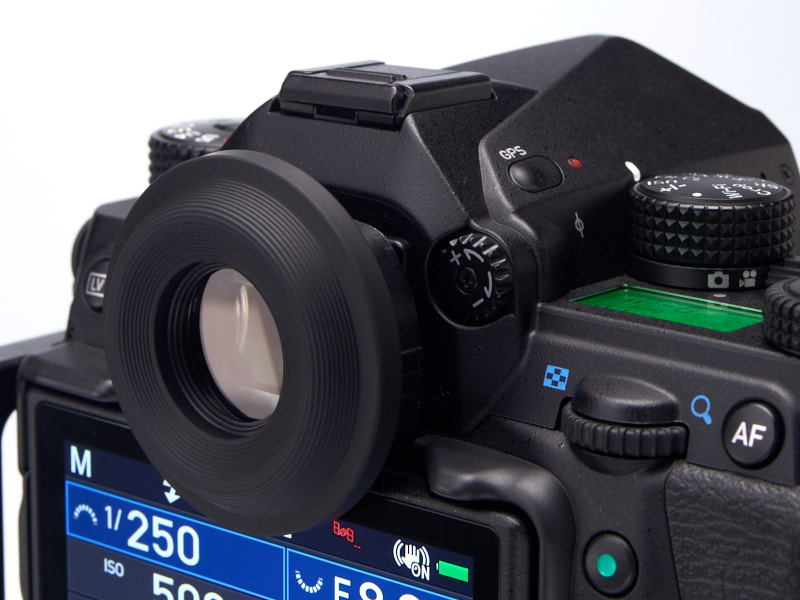 アイカップDK-19を畳んだ姿。眼鏡使用時は、こうしておくほうが扱いやすい