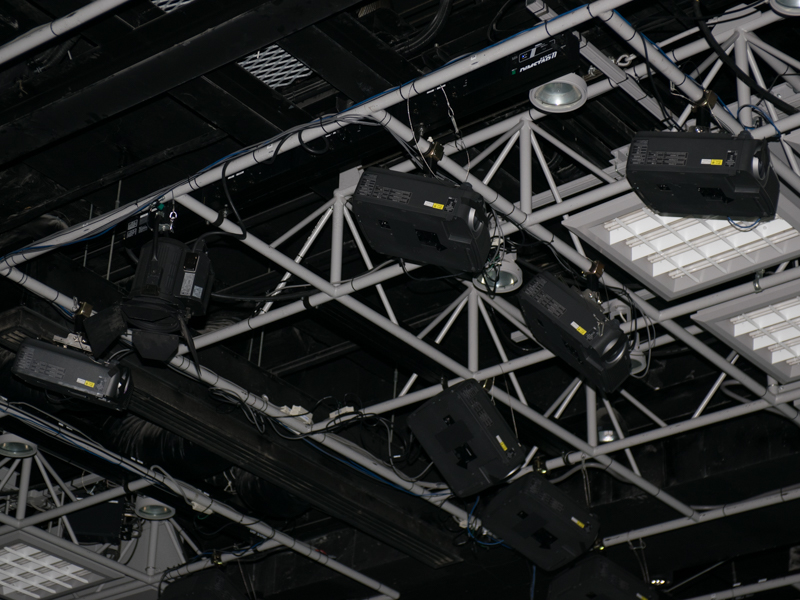 天井に設置された20台のプロジェクターから、対応するスクリーンにそれぞれ異なる写真、映像が投影されている