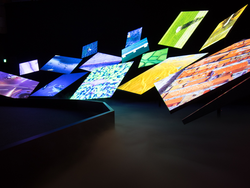 スクリーンが雲上に浮かんでいるかのような演出