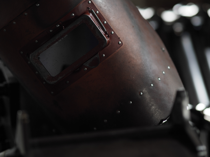 「そんなものを撮ってどうするんだ？」と、職人によく聞かれる。この被写体に惹かれるさまざまな理由が頭をよぎるが、返答には窮してしまう。<br><span class="fnt-85">オリンパス PEN-F / M.ZUIKO DIGITAL ED 75mm F1.8 / 75mm（150mm相当） / マニュアル露出（F2、1/50秒） / ISO 400 / WB:オート</span>