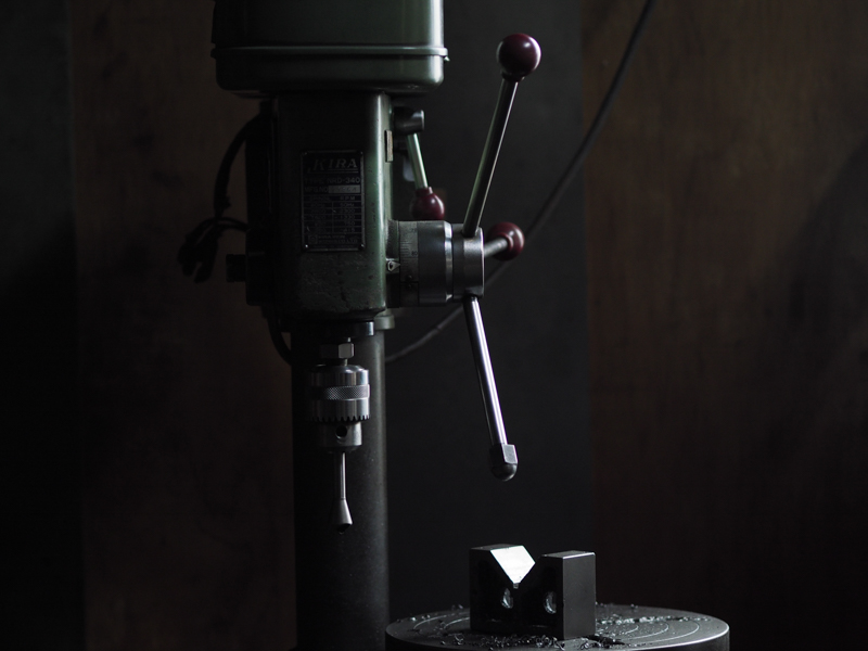 私は工具を扱えないし、工作機械の使い方も分からない。作業場を見つめていると、遠い世界が目の前にあるように思えてくる。<br><span class="fnt-85">オリンパス PEN-F / M.ZUIKO DIGITAL ED 75mm F1.8 / 75mm（150mm相当） / マニュアル露出（F2、1/60秒） / ISO 400 / WB:オート</span>