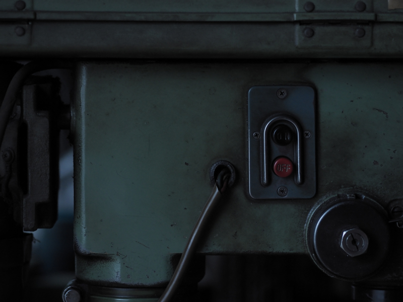 終業のチャイムとともに電源が落とされて、機械の熱が冷めていく。私は誰もいなくなった作業場の静かな雰囲気がとても好きだ。<br><span class="fnt-85">オリンパス PEN-F / M.ZUIKO DIGITAL ED 75mm F1.8 / 75mm（150mm相当） / マニュアル露出（F2.2、1/60秒） / ISO 400 / WB:5,300K</span>