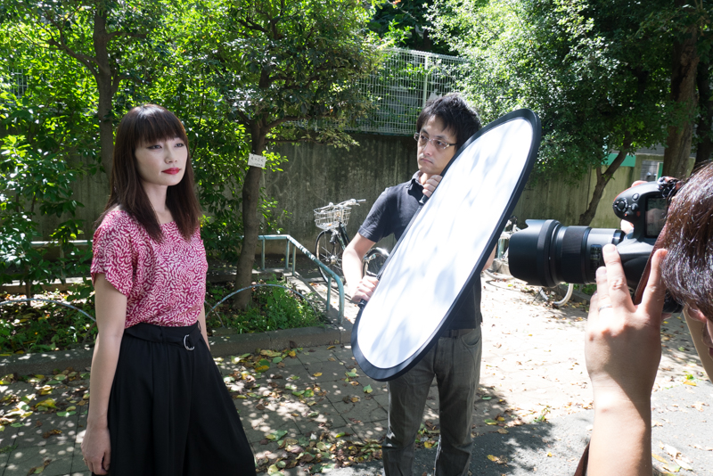 レフ板あり。モデルにしっかり光が当たっている。