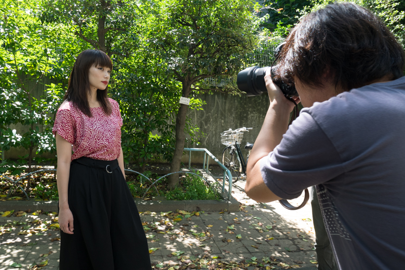 レフ板なし。モデルに光が当たっていないので顔が暗く影も強く出ている。