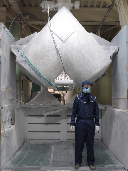 原料を調合する大きなブレンダー。原料は2階から投入する