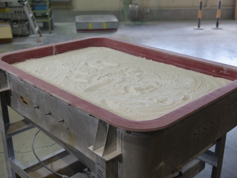 ブレンダーから出てきた粉末原料