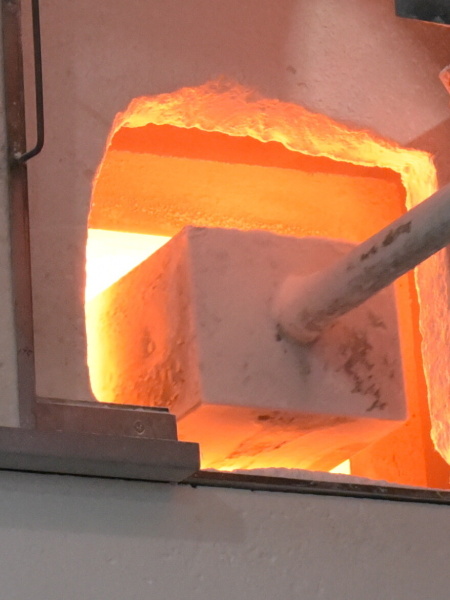 前熔解炉に原料を投入しているところ