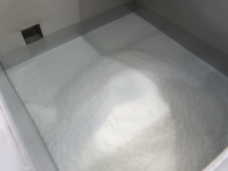 下に溜まっているのが、冷えて粒状になった中間原料