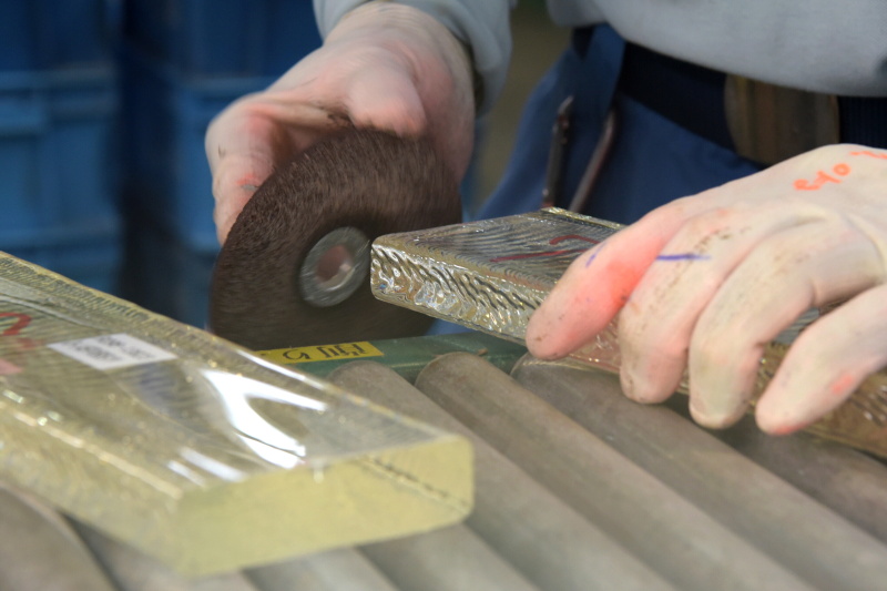 さらに半分に割ってから端を削って丸める