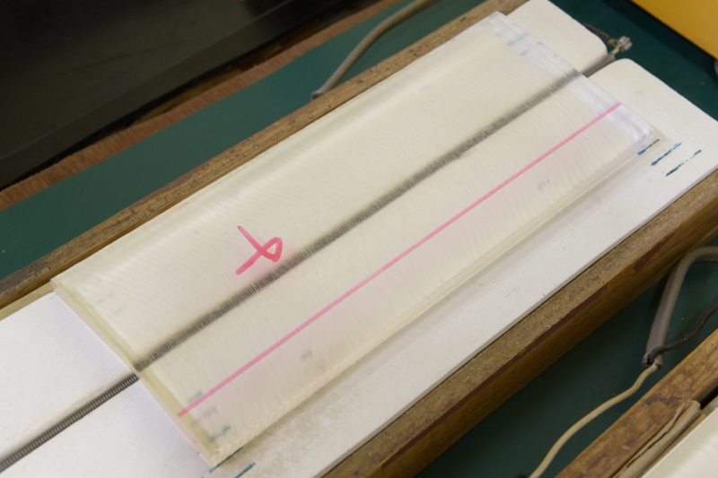 最初はストリップ材を半分に切断。電熱線で加熱する