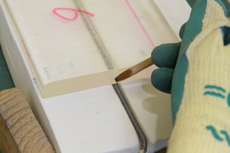 わずかに水を付けると、そこから綺麗に割れる