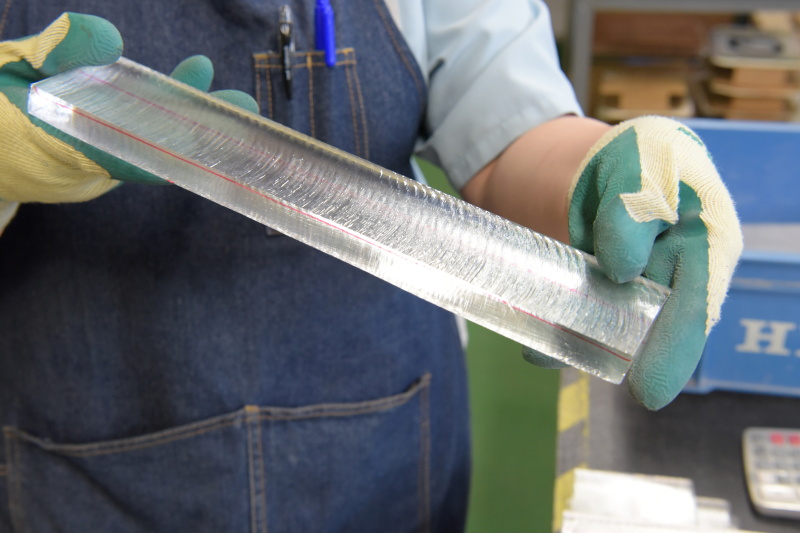 割れた断面。たいへんまっすぐな面にカットされている