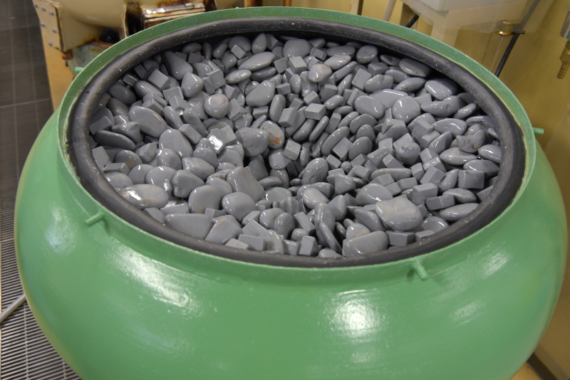 カットピースを振動バレルに入れ、重量を揃えつつ角を丸める