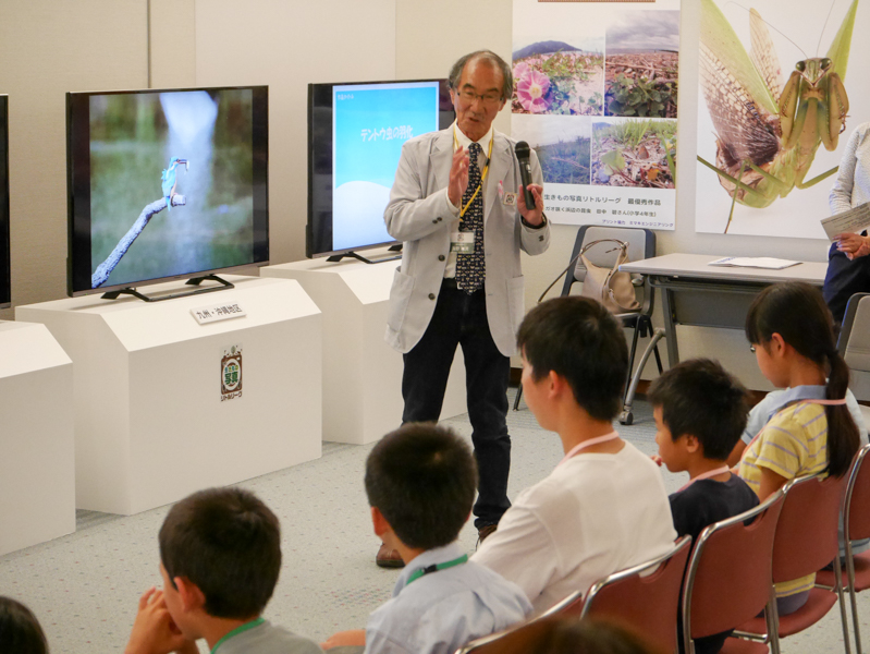 子どもたちに人気の海野和男さん。