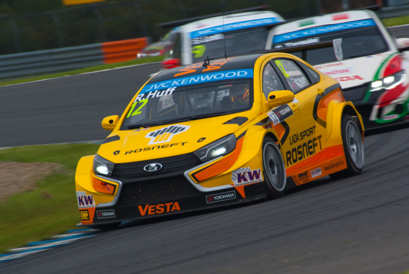 Garage 43さんの作品。複数台のマシンのバトルをおさめられるビクトリーコーナー