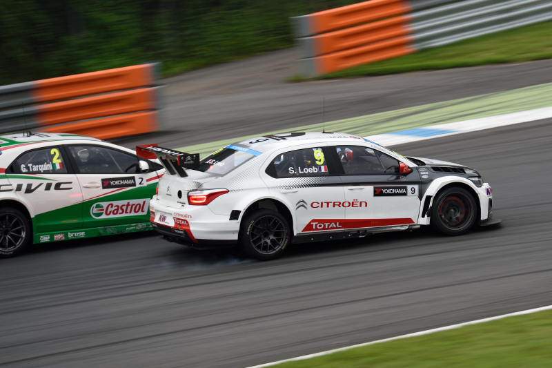 nk125さんの作品。90度コーナーをイン側から撮影したもの。真っ赤なブレーキローターとリアタイヤから白煙で迫力の写真が期待できるスポットです