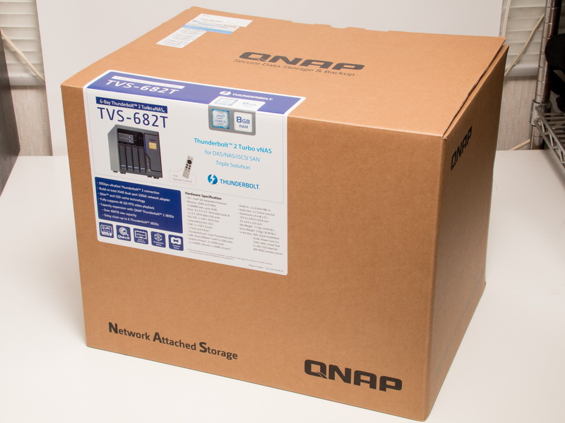 外箱から取り出した化粧箱。デスクの上に置くと、どーんとその大きさに圧倒される。この中に「QNAP TVS-682T」が緩衝材に守られ入っている。